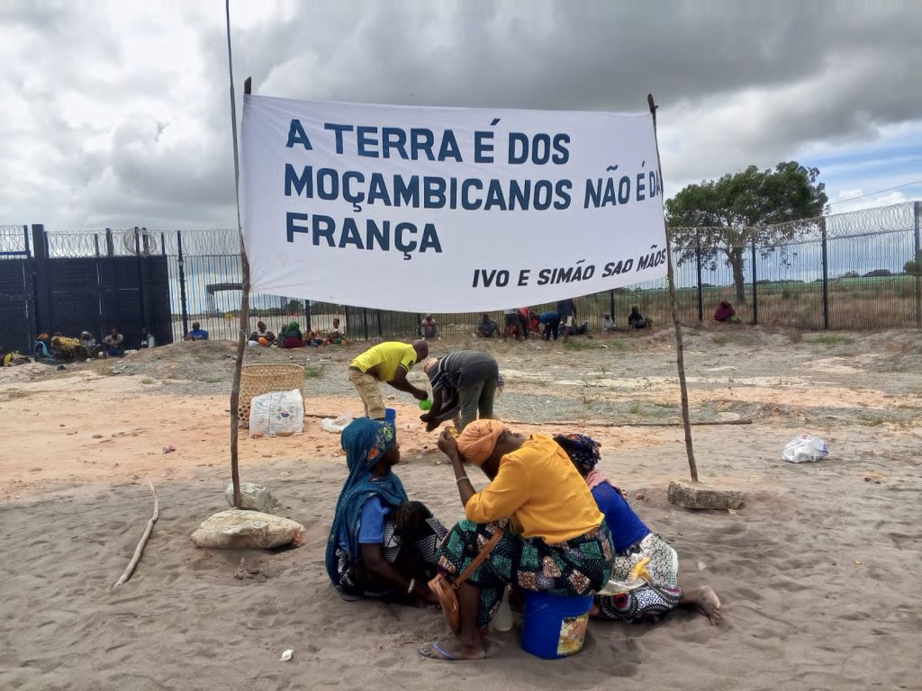 "The land belongs to the Mozambicans, not to France". Credit: Justiça Ambiental JA! / FoE Mozambique