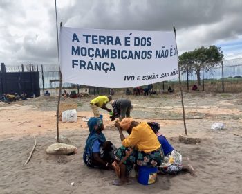 "The land belongs to the Mozambicans, not to France". Credit: Justiça Ambiental JA! / FoE Mozambique